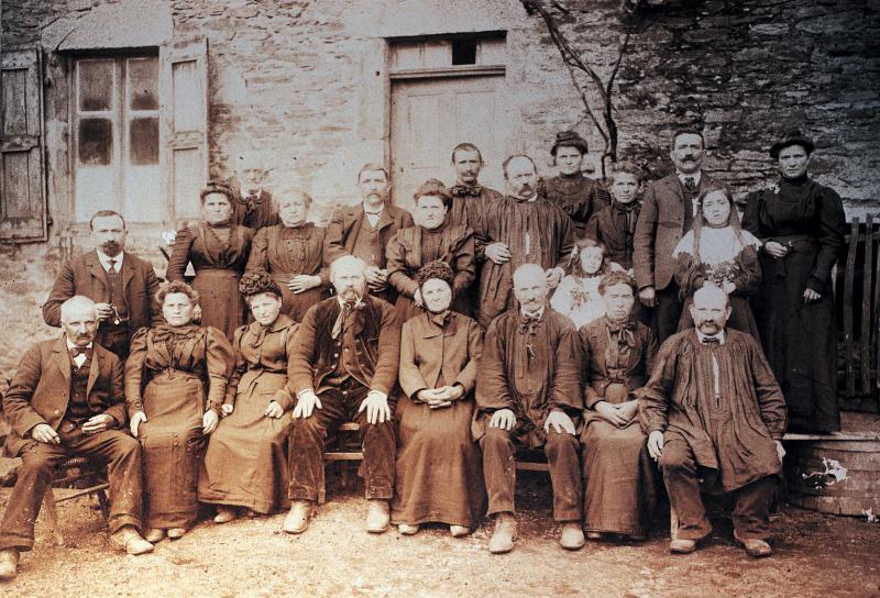 Famille en habits (vestit) traditionnels devant la maison (ostal), aux Tavernes, 1913