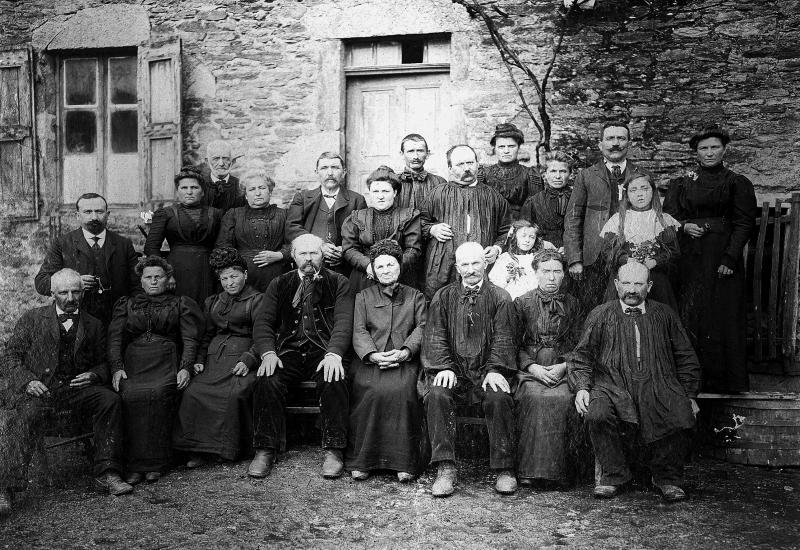 Famille en habits (vestit) traditionnels devant la maison (ostal), aux Tavernes, 1913