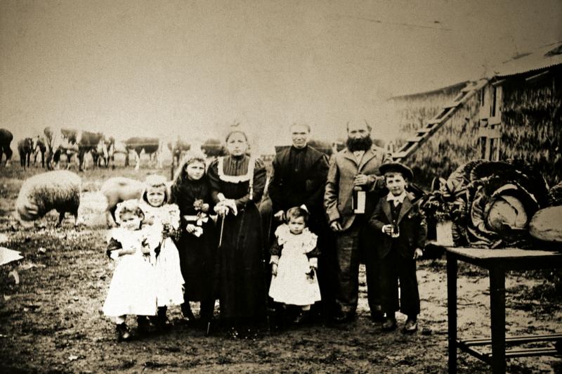 Famille originaire de Castelnau Peyralès posant au milieu de leurs productions agricoles, en Argentine