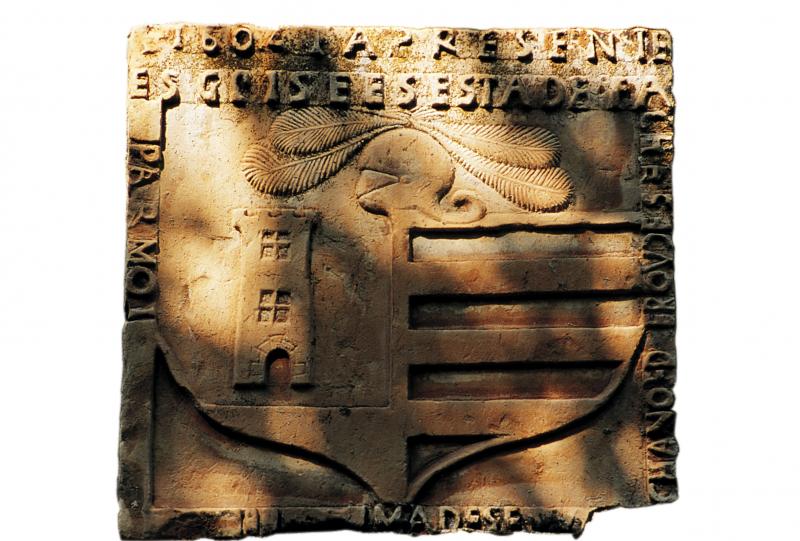 Pierre armoriée et historiée 1604 avec inscription en français et en occitan, à Selves, août 1993