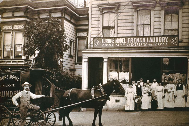 Equidé attelé, famille Goudy et employés (emplegats) devant leur blanchisserie, à San Francisco, 1921
