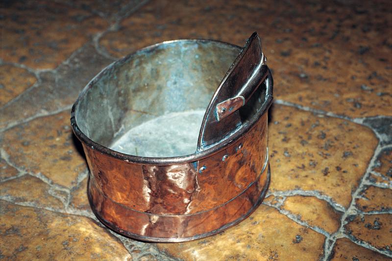 Récipient en cuivre (selha) employé pour la traite (molza) des brebis (fedas), mars 1993