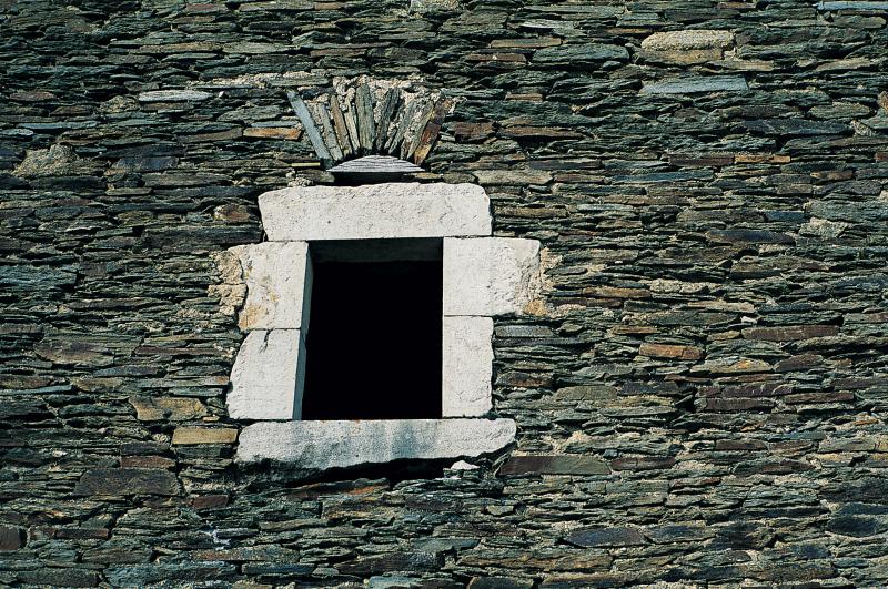  Encadrement de fenêtre en pierre de taille et arc de décharge dans mur en schiste (blesta, sistre, pèira bruna), secteur de Cassagnes Bégonhès, mars 1996