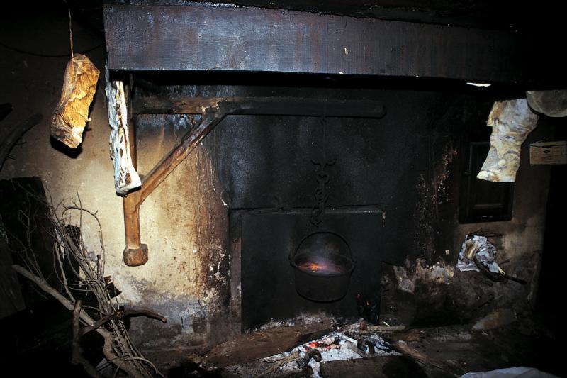 Lard séchant, potence (sirventa, torn) pivotante de cheminée (canton) et  feu allumé, en Ségala (secteur de Cassagnes Bégonhès), mars 1996 | Occitan  Aveyron