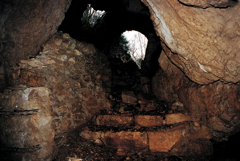 Intérieur d'une grotte (bauma) de fées-sorcières (fadarèlas)