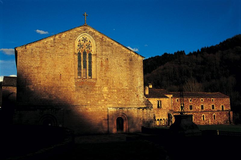 Façade et bâtiments annexes de l'abbaye (abadiá, abadiè), mars 2001