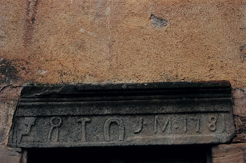 Linteau (lindal, lundar) en pierre historié 1781 avec représentation d'outils de forgeron (fabre, faure, marechal), décembre 2000