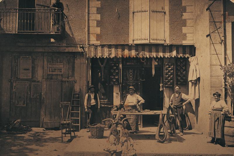 Bourrelier (borralièr) devant son atelier et ses productions, 1908