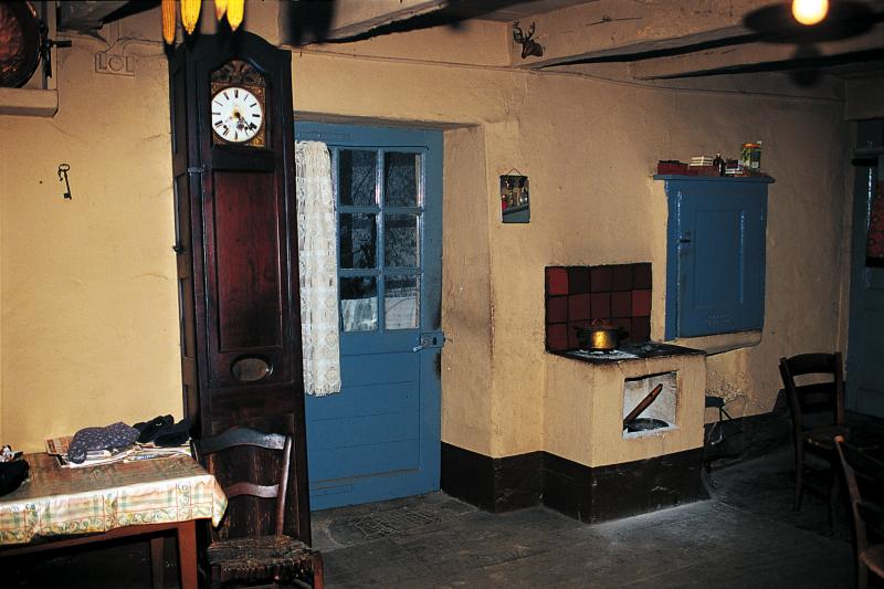  Pendule (relòtge) et foyer de cuisine (potatgièr), à La Graverie, janvier 2000