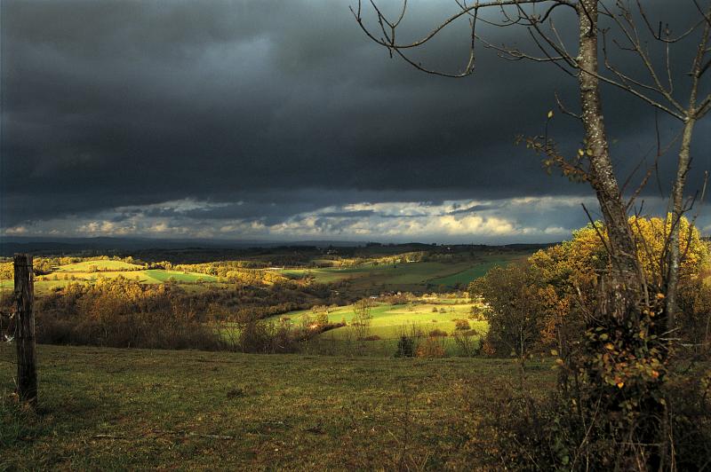 Paysage de terrefort (tèrrafòrt) aux sols argilo-calcaires et ciel orageux, novembre 1995
