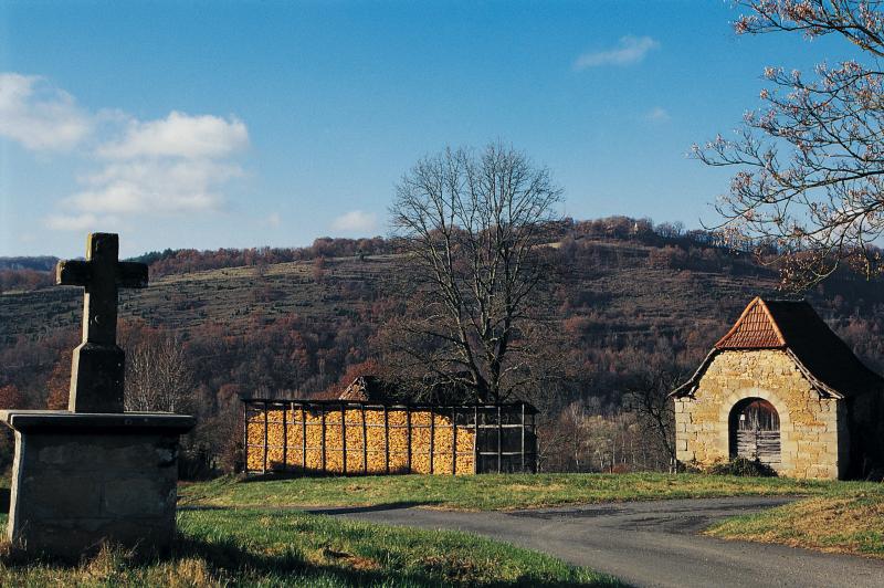 Croix (crotz) en pierre, séchoir (secador) à maïs rempli et grange (granja), au Mas du Causse, novembre 1995