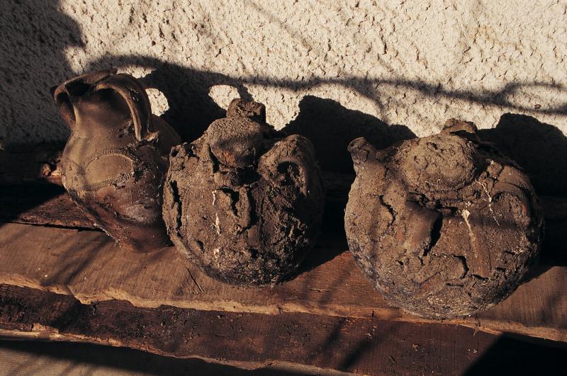  Trois poteries (dorcas, dornas) pour conserver l'huile de noix (òli de nose), novembre 1995