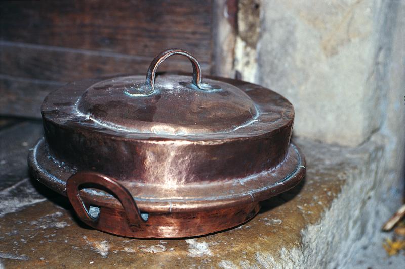 Tourtière (tortièira) à couvercle en cuivre (coire), novembre 1995