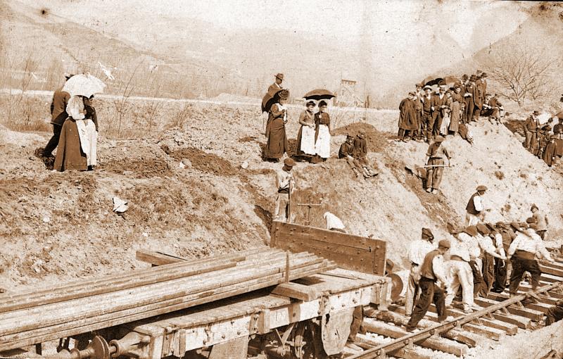 Villageois (vilatjors) assistant à la pose des rails d'une voie ferrée, près de Perse