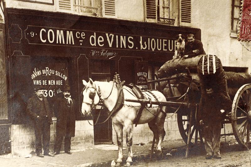 Livreurs de charbon et de bois (carbonièrs), équidé attelé à un char (carri) devant commerce de vins, liqueurs, maison Falguier, Paris (75) ou sa région