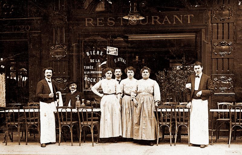  Patrons et employés (emplegats) devant un restaurant, maison F. Ayral, à Paris (75) ou sa région