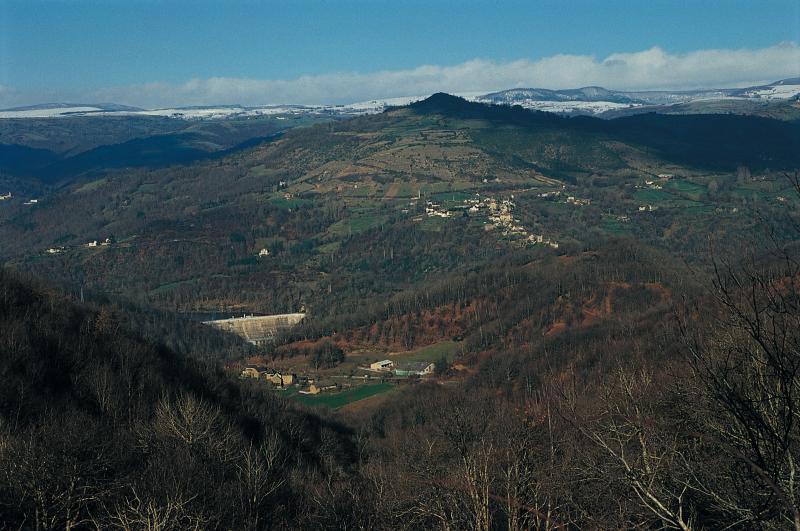  Vue générale du barrage hydroélectrique, du village et de sommets enneigés, mai 1993.