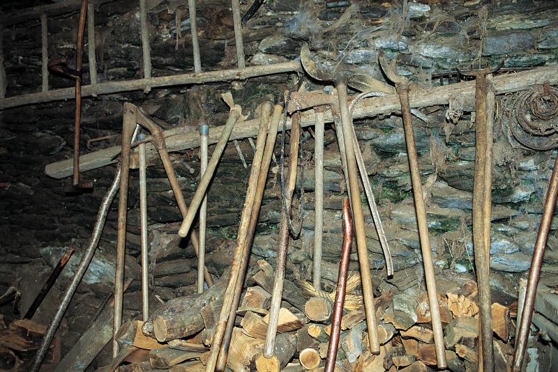  Outils aratoires à main suspendus dans une cave, mars 1993