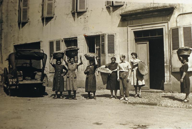 Automobile (veitura), femmes transportant des miches (tortas) de pain sur la tête ou sous les bras