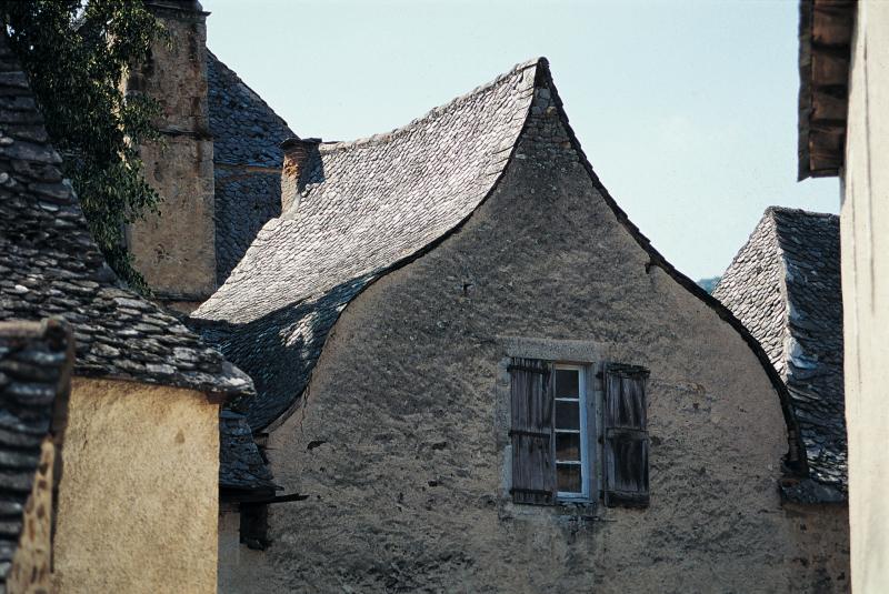 Toiture (teulada) de maison (ostal) à la Philibert Delorme, en Haute Vallée d'Olt (secteur d'Entraygues sur Truyère), août 1995