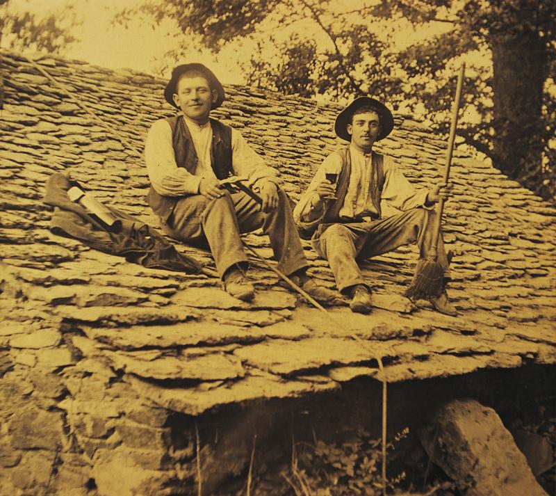Deux couvreurs (tiulaires) sur une toiture en lauses, en Haute Vallée d'Olt (secteur d'Entraygues sur Truyère)