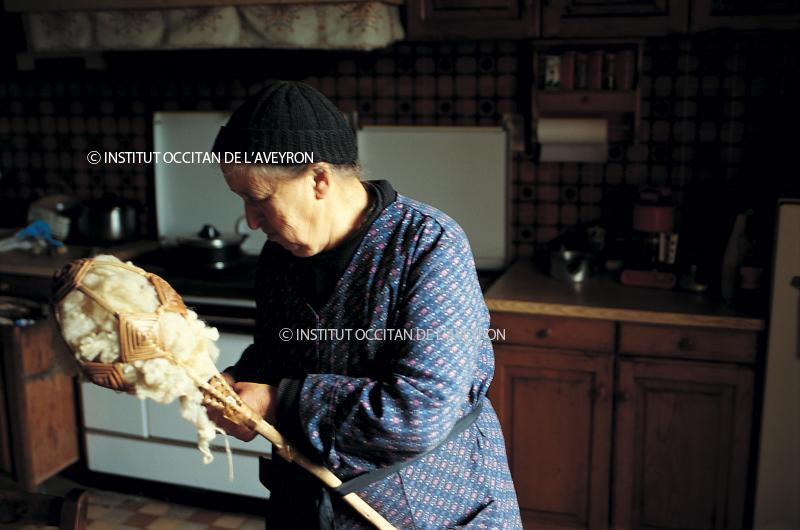  Femme filant de la laine (lana) à la quenouille (conolha) dans sa cuisine, mai 1994