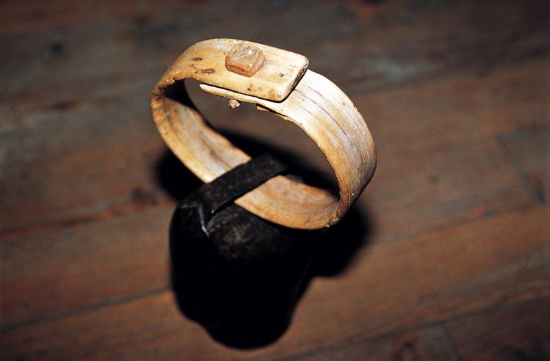 Collier (colar) en éclisse de bois et sonnaille (esquila) d'ovidé, secteur de Laissac