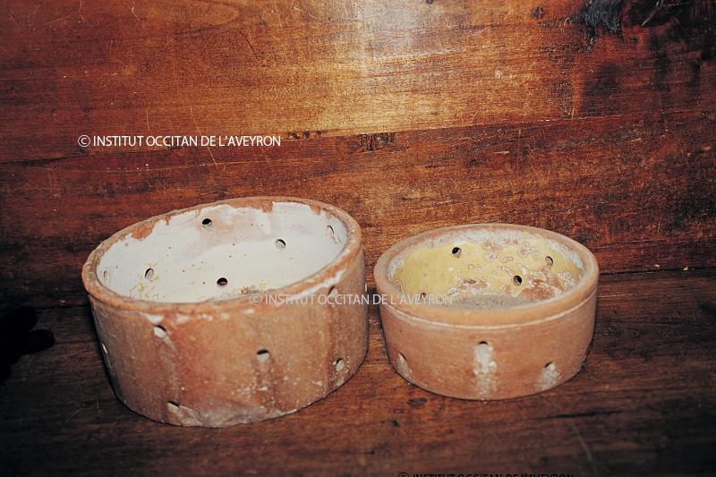  Deux faisselles ou moules à fromage (fachoiras, faissèlas) en terre cuite, secteur de Camarés, février 2000