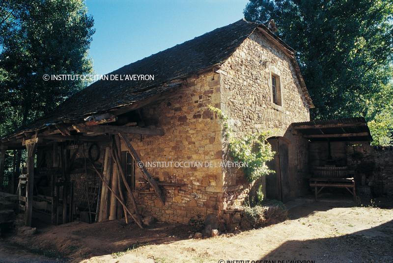 Scie (rèsse) alternative hydraulique sous un appenti et pressoir (truèlh), au moulin du Bouyssou, mai 1995