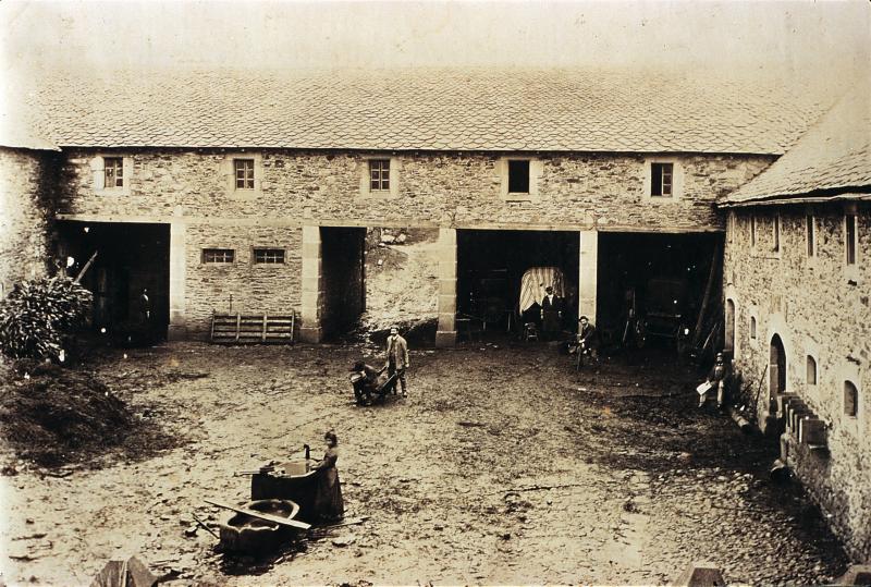 Femme et cinq hommes dans une cour de ferme  (bòria), au Caussanel, 1901