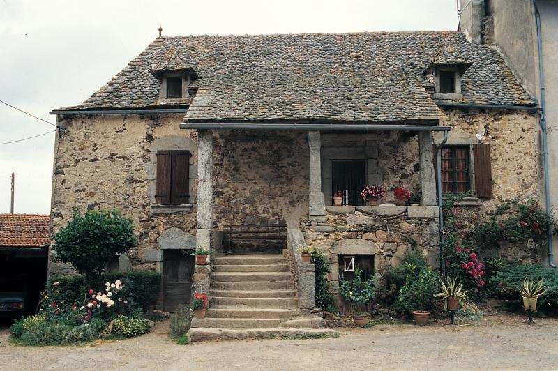 Maison (ostal) avec balcon couvert (balet) en pierre, en Peyralès, juillet 1994