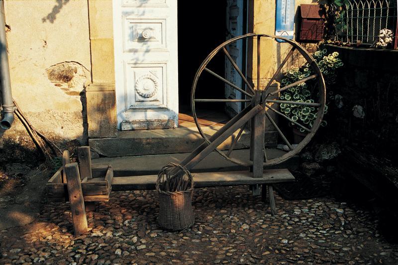Grand rouet à manivelle (rodet, torn) et fuseaux (fuses) dans un panier (panièr), août 1994