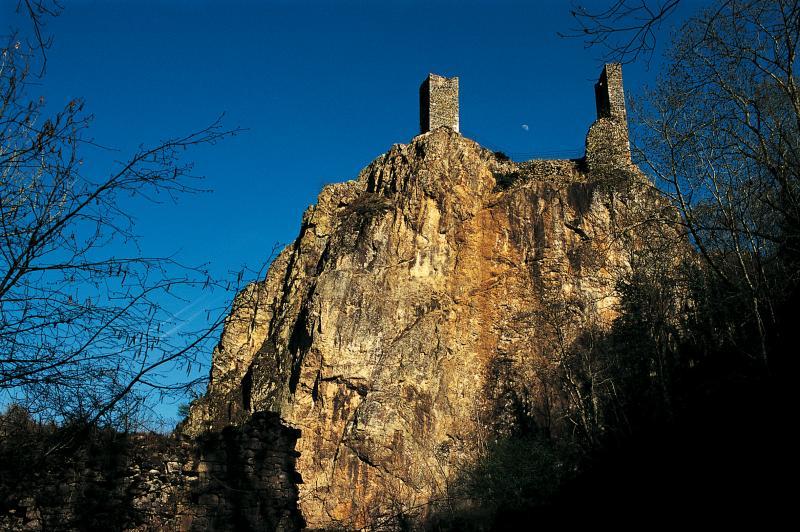 Vestiges du château inférieur : deux tours sur le Ròc del Taluc, mars 1997
