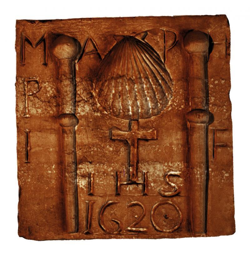 Pierre historiée 1620 avec représentation de bâtons (pals) de pèlerins (romius), de la coquille Saint-Jacques et du monogramme du Christ, à L'Escalarie, mars 1997