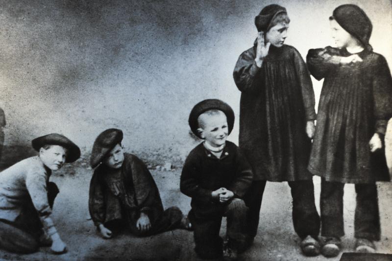 Cinq écoliers (escolans) jouant aux billes, 1910