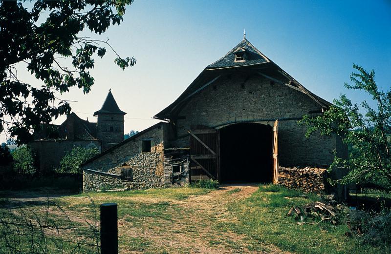 Citerne (cistèrna) et portail (portal) de grange protégé par une avancée de toit, mai 1996