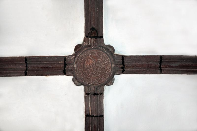 Inscription en occitan du XIVe siècle sur une clef de voûte