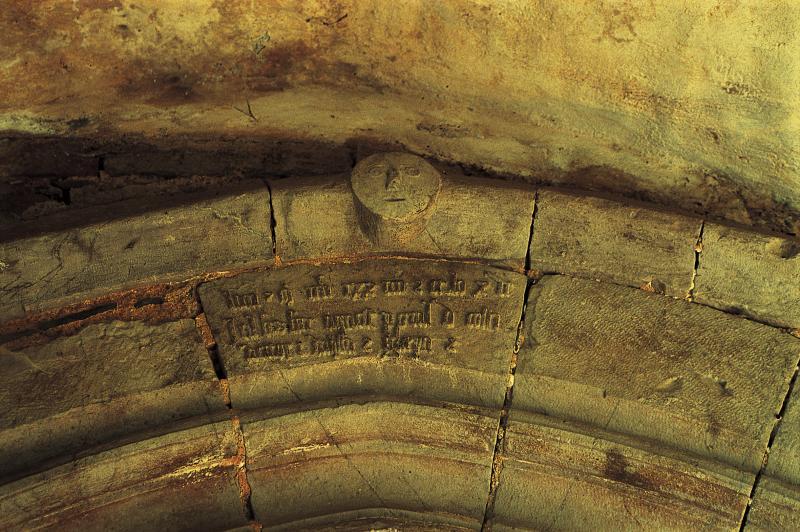 Inscription en occitan du 10 juillet 1434 sur arc du porte d'entrée de l'église, à Saint-Austremoine, septembre 2001
