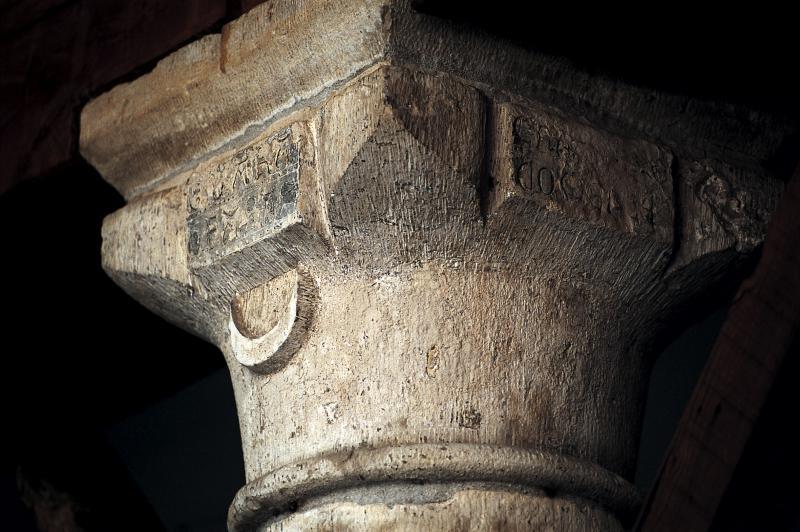  Inscription en occitan du XVe siècle (?) sur un chapiteau en pierre, septembre 2003