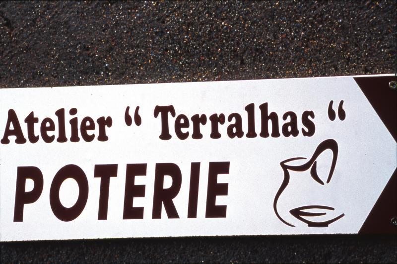 Panneau de signalisation en français et en occitan Atelier “Terralhas” POTERIE, janvier 2003