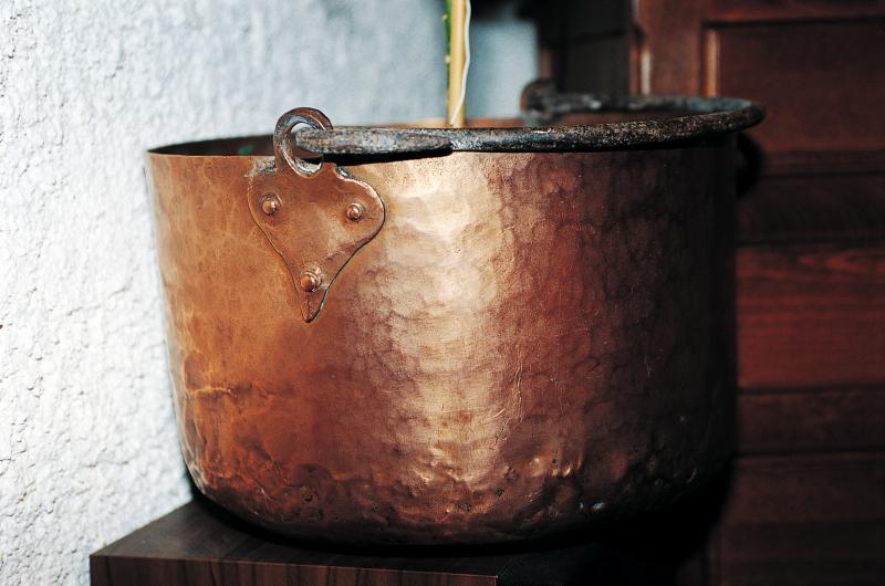 Récipient en cuivre (posador) avec anse en fer pour puiser l'eau, du Larzac