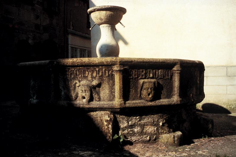 Bassin-fontaine (grifol) monolithe avec inscriptions en latin et en occitan de 1344