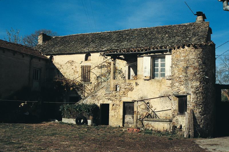 Maison (ostal) avec balcon couvert (balet) en pierre et accès au puits (potz) en étage