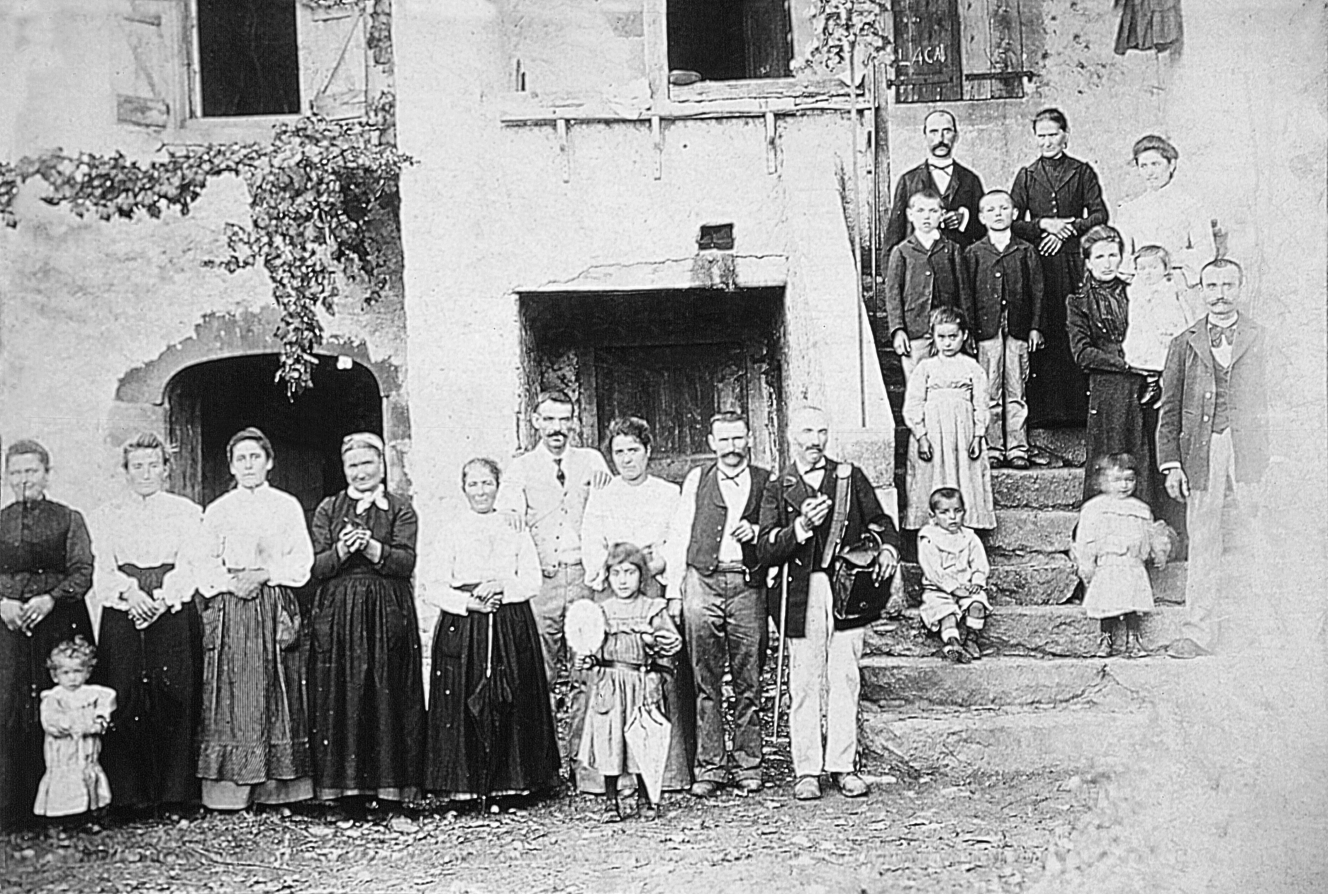  Famille et facteur (portur) devant l'escalier de la maison (ostal), à Béteille, vers 1905