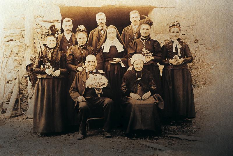 Famille avec religieuse (sòrre, sur) posant pour des noces d'or, à La Fage, vers 1885