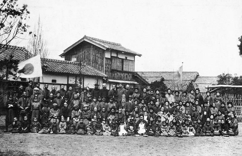 Rassemblement autour d'un missionnaire (missionari) avant son départ pour la mobilisation, à Osaka (Japon), avril 1915