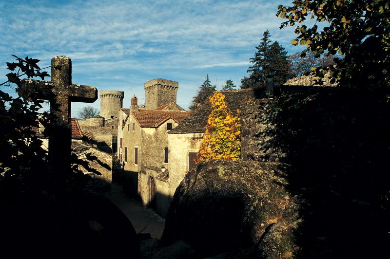 Croix (crotz) en pierre et tours (torres) fortifiées de la cité templière, novembre 1994