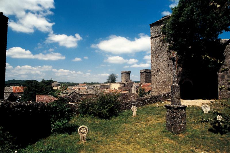 Cimetière (cementèri) avec stèles discoïdales et tours (torres) fortifiées de la cité templière, novembre 1994