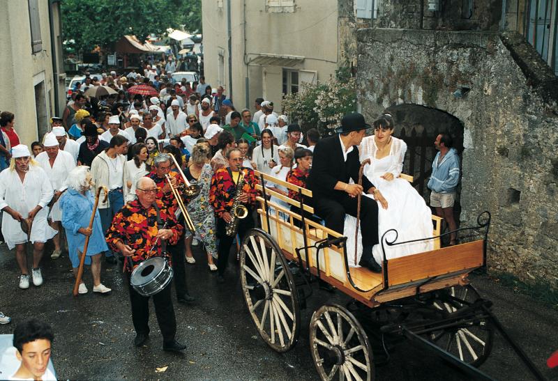 Danse du soufflet (bufatièira, dança del conflet o del bufet) avec hommes déguisés, fanfare, et promenade des mariés (passejada dels nòvis) sur un break, juillet 1994