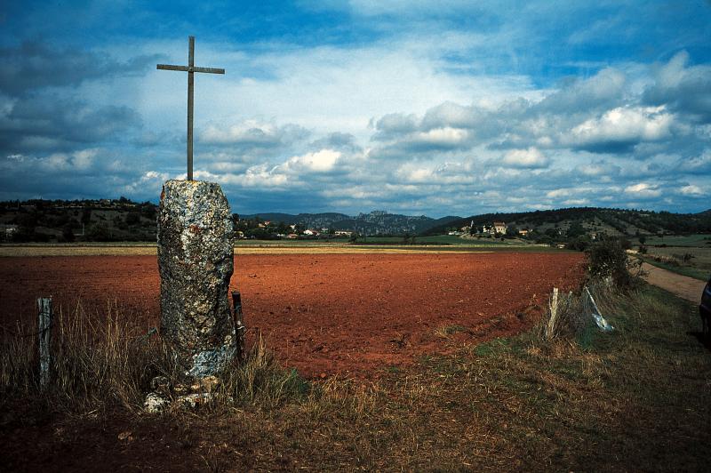 Menhir (pèira ficada) christianisé, à Pierrefiche du Larzac, septembre 1999
